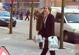 小姐姐帮助路人捡东西吃,小姐姐热心助人传递正能量