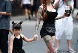 小姐姐纹身穿什么衣服好,展现个性魅力的衣橱秘籍