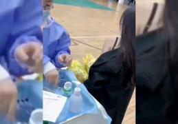 小姐姐打疫苗被扎,小姐姐勇敢打针展现无畏精神