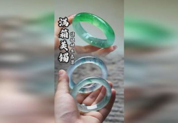 手镯翡翠小姐姐,翡翠手镯映衬下的优雅小姐姐