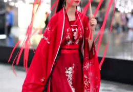 汉服外国小姐姐街拍照片,汉服小姐姐的时尚街拍风采